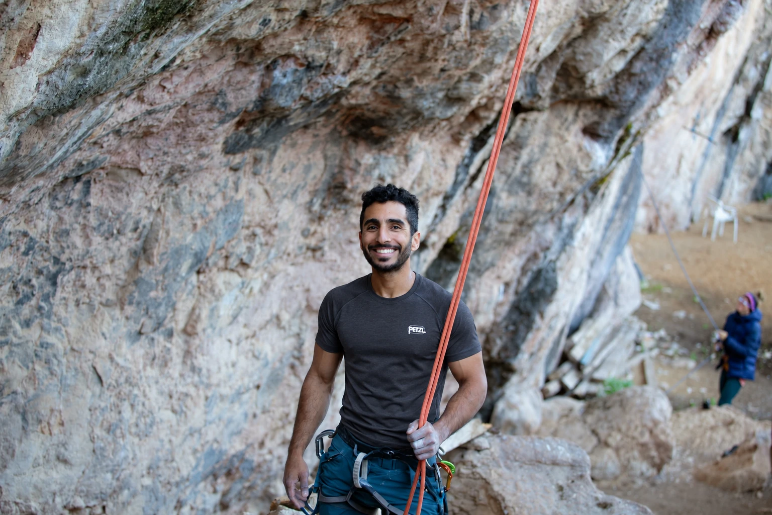 יונתן מטפס עם חולצת Petzl